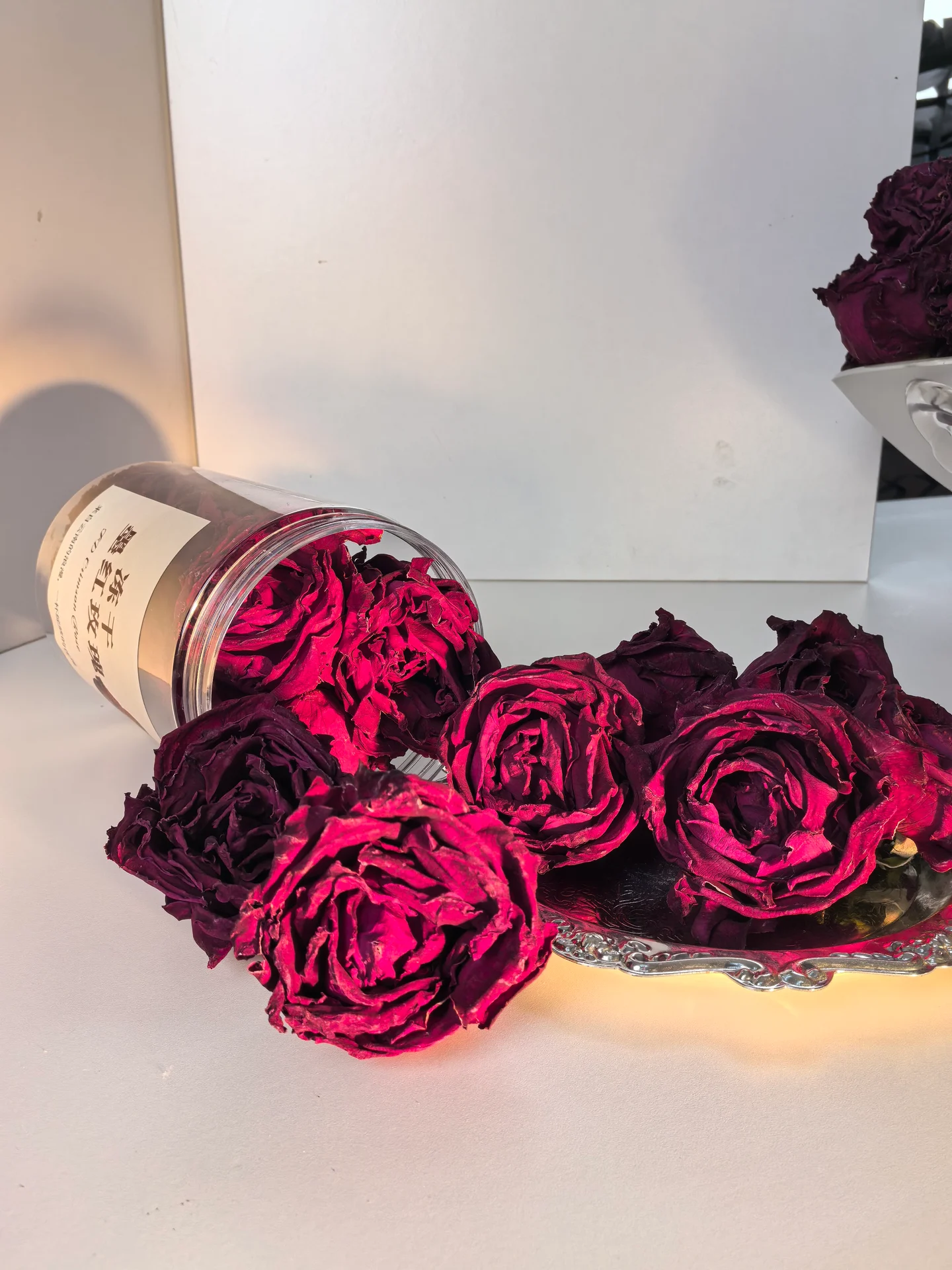冻干墨红玫瑰瓶装与花冠